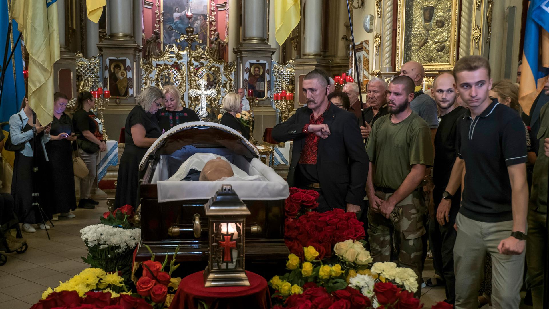 Ukraine, Lwiw: Menschen trauern am Sarg des ehemaligen ukrainischen Parlamentspräsidenten Andrij Parubij, der am 30.08.2025 auf offener Straße erschossen worden war.