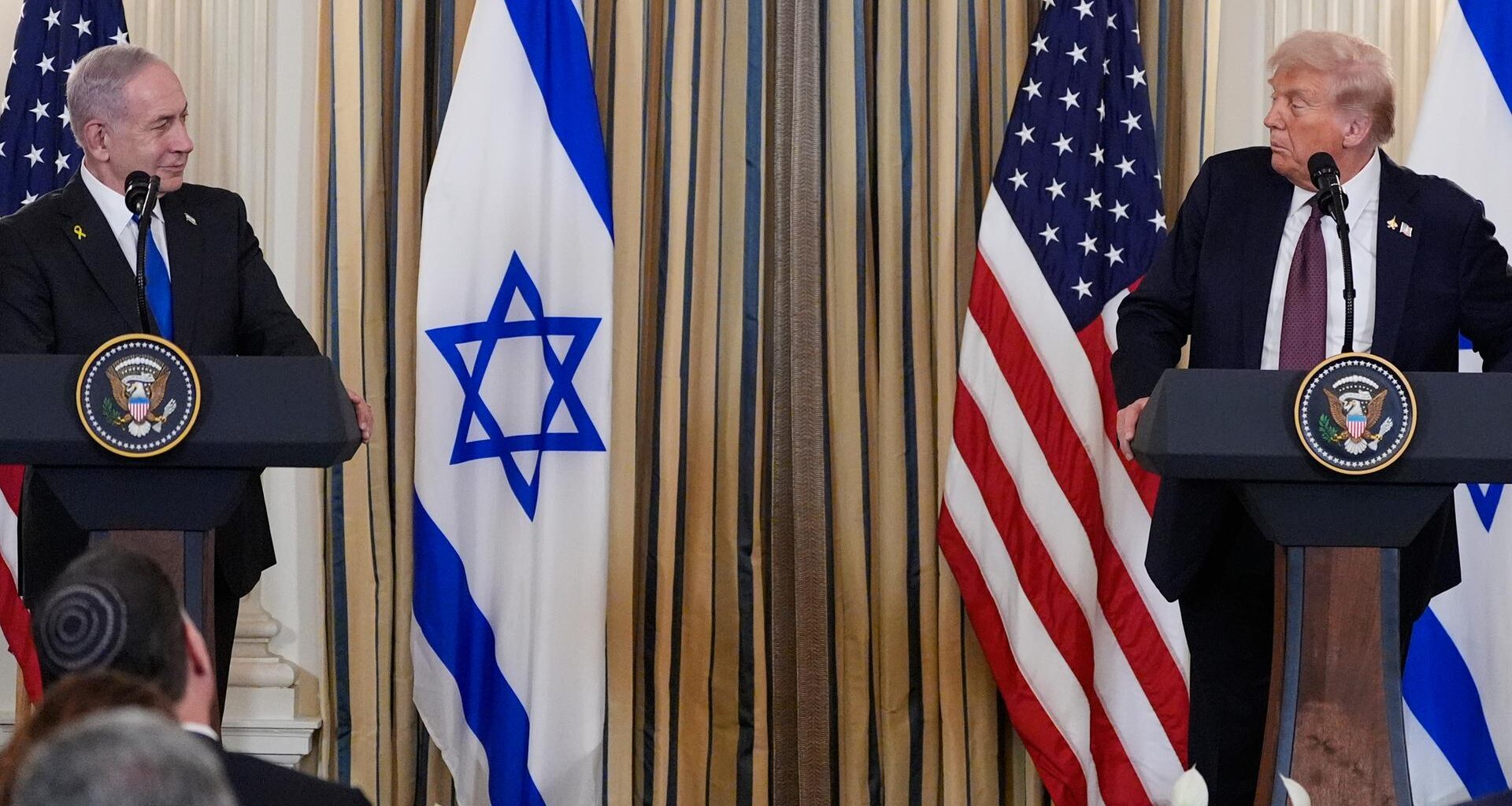 US-Präsident Donald Trump spricht während einer Pressekonferenz mit dem israelischen Ministerpräsidenten Benjamin Netanjahu im State Dining Room des Weißen Hauses.