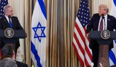 US-Präsident Donald Trump spricht während einer Pressekonferenz mit dem israelischen Ministerpräsidenten Benjamin Netanjahu im State Dining Room des Weißen Hauses.