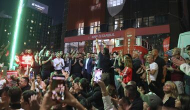 Anhänger der türkischen Oppositionspartei CHP trotzen Demonstrationsverbot