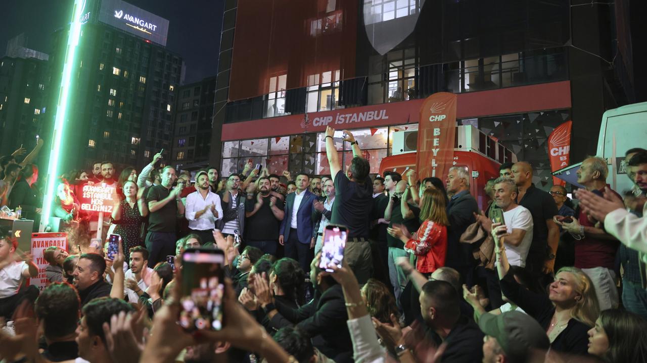 Anhänger der türkischen Oppositionspartei CHP trotzen Demonstrationsverbot