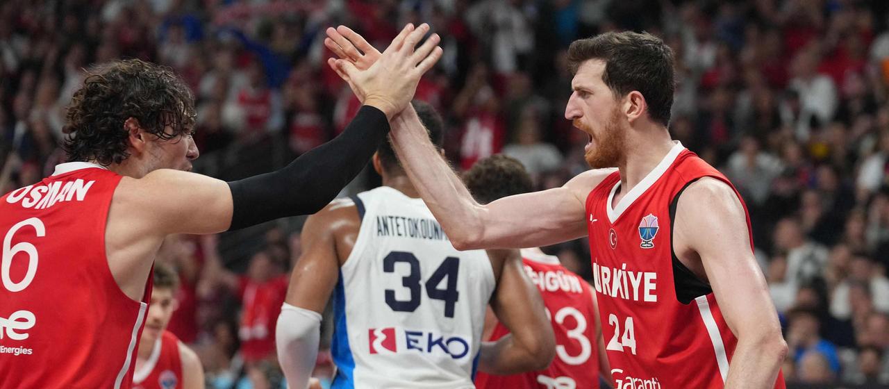 Ercan Osmani (r.) jubelt beim Spiel gegen die Griechen