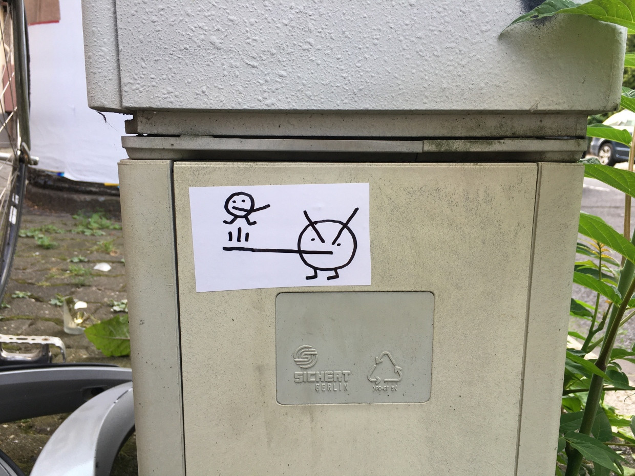 Typisch Peng: Lange Nase, rücksichtsvoll platziert an einem Stromkasten in Frankfurt.