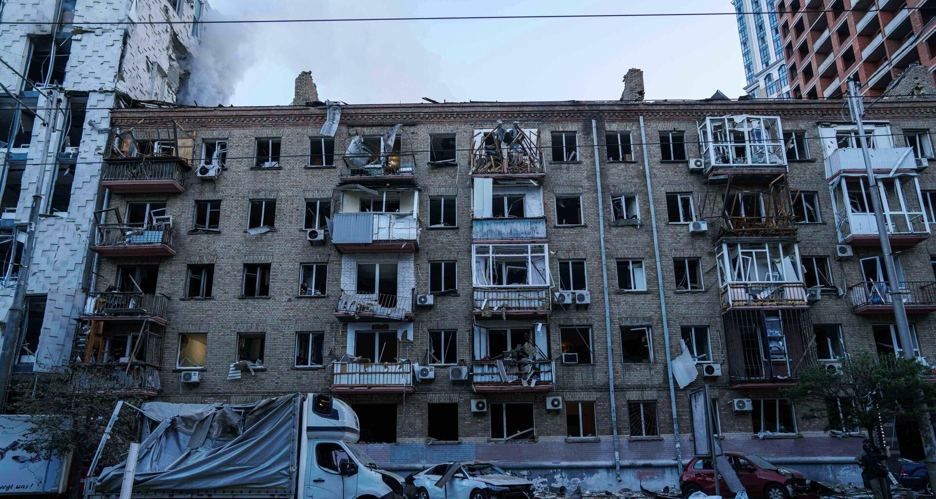Ein Wohnhaus wurde durch einen russischen Angriff auf ein Wohnviertel in der ukrainischen Hauptstadt Kiew stark beschädigt.