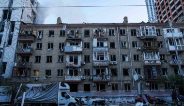 Ein Wohnhaus wurde durch einen russischen Angriff auf ein Wohnviertel in der ukrainischen Hauptstadt Kiew stark beschädigt.