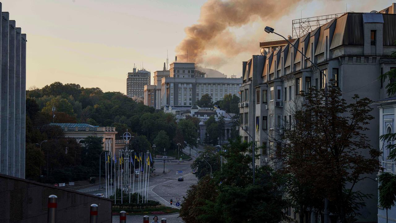 Schwere russische Angriffe treffen Regierungsgebäude