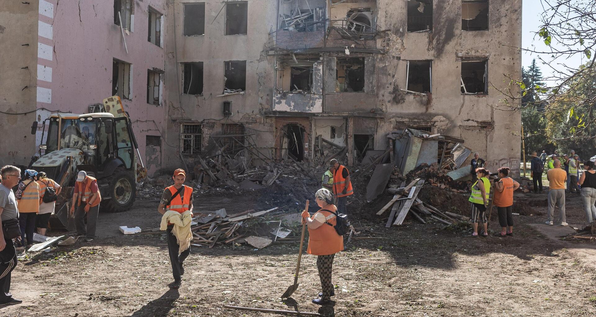 Zivildienste arbeiten vor Ort nach einem russischen Angriff auf die Stadt Druschkiwka in der Ukraine.