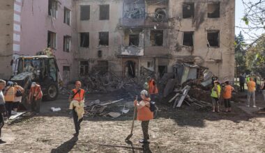 Zivildienste arbeiten vor Ort nach einem russischen Angriff auf die Stadt Druschkiwka in der Ukraine.