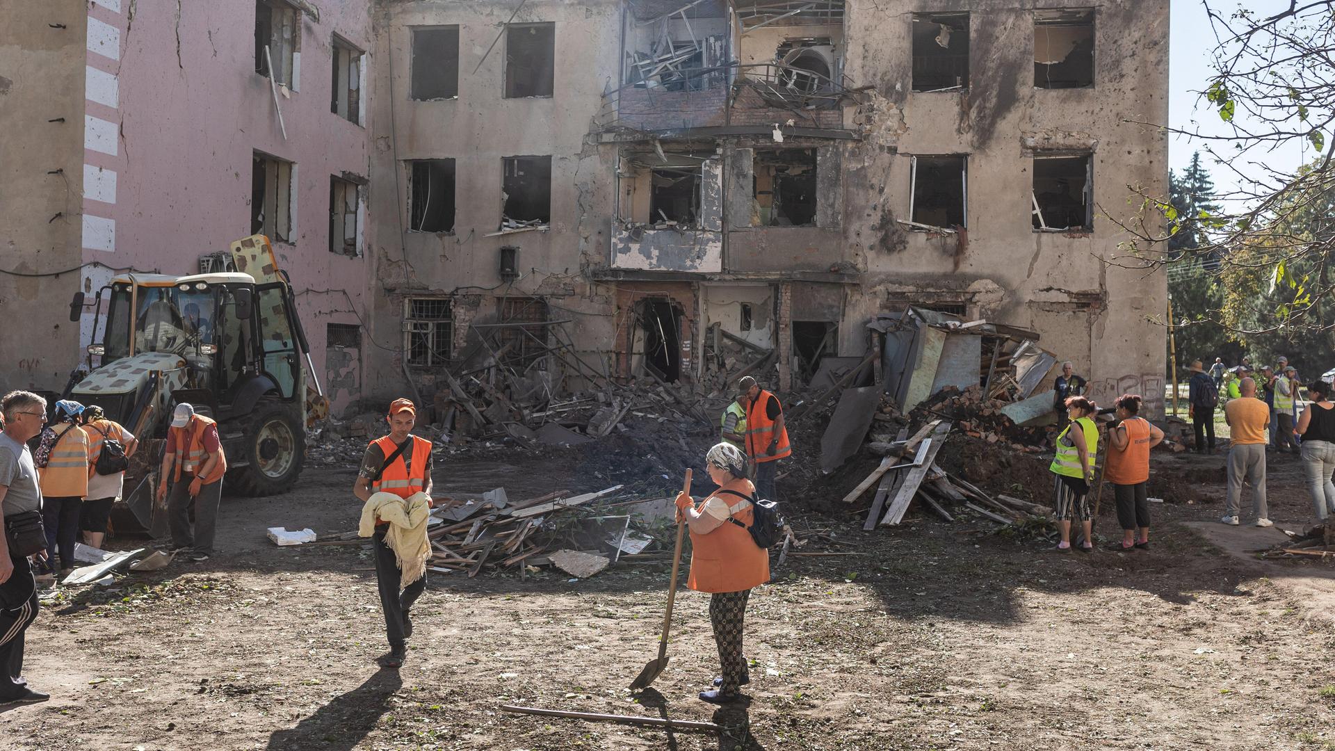 Zivildienste arbeiten vor Ort nach einem russischen Angriff auf die Stadt Druschkiwka in der Ukraine.