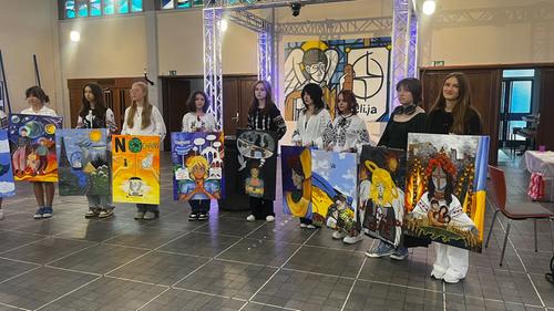 Ukrainische Schülerinnen malen in Saarbrücken