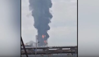 Ukraine greift Raffinerien an: Rauchsäule türmt sich über russischer Gazprom-Anlage auf