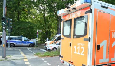 Einsatzfahrzeuge von Polizei und Feuerwehr stehen an der Unfallstelle.