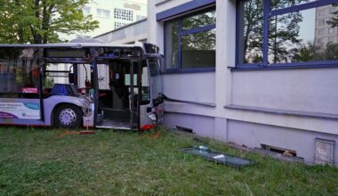 Bus kollidiert mit Straßenbahn: Staatsanwaltschaft ermittelt nach Unfall gegen Fahrer