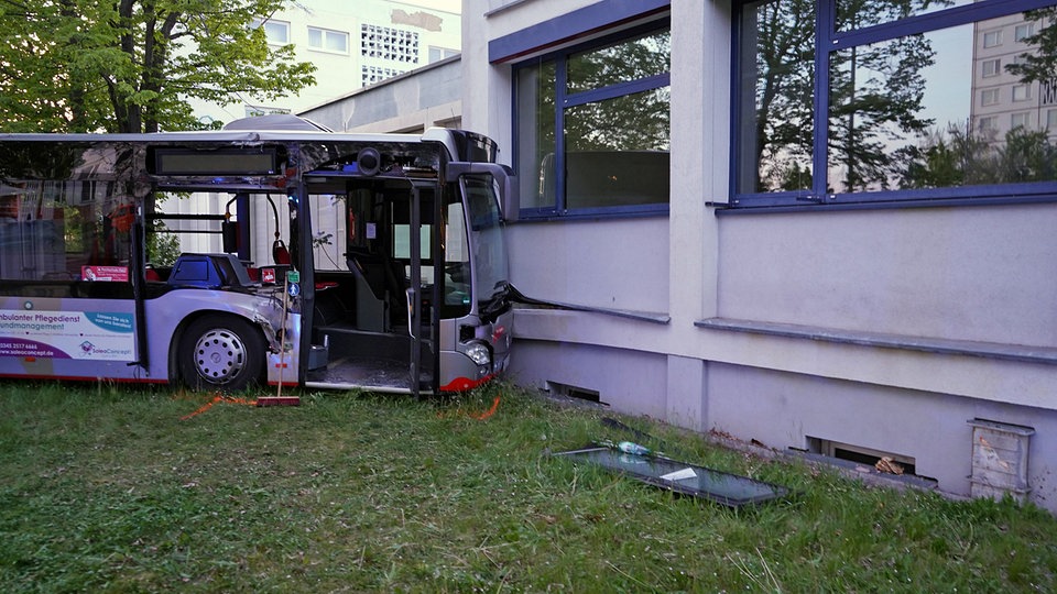 Bus kollidiert mit Straßenbahn: Staatsanwaltschaft ermittelt nach Unfall gegen Fahrer