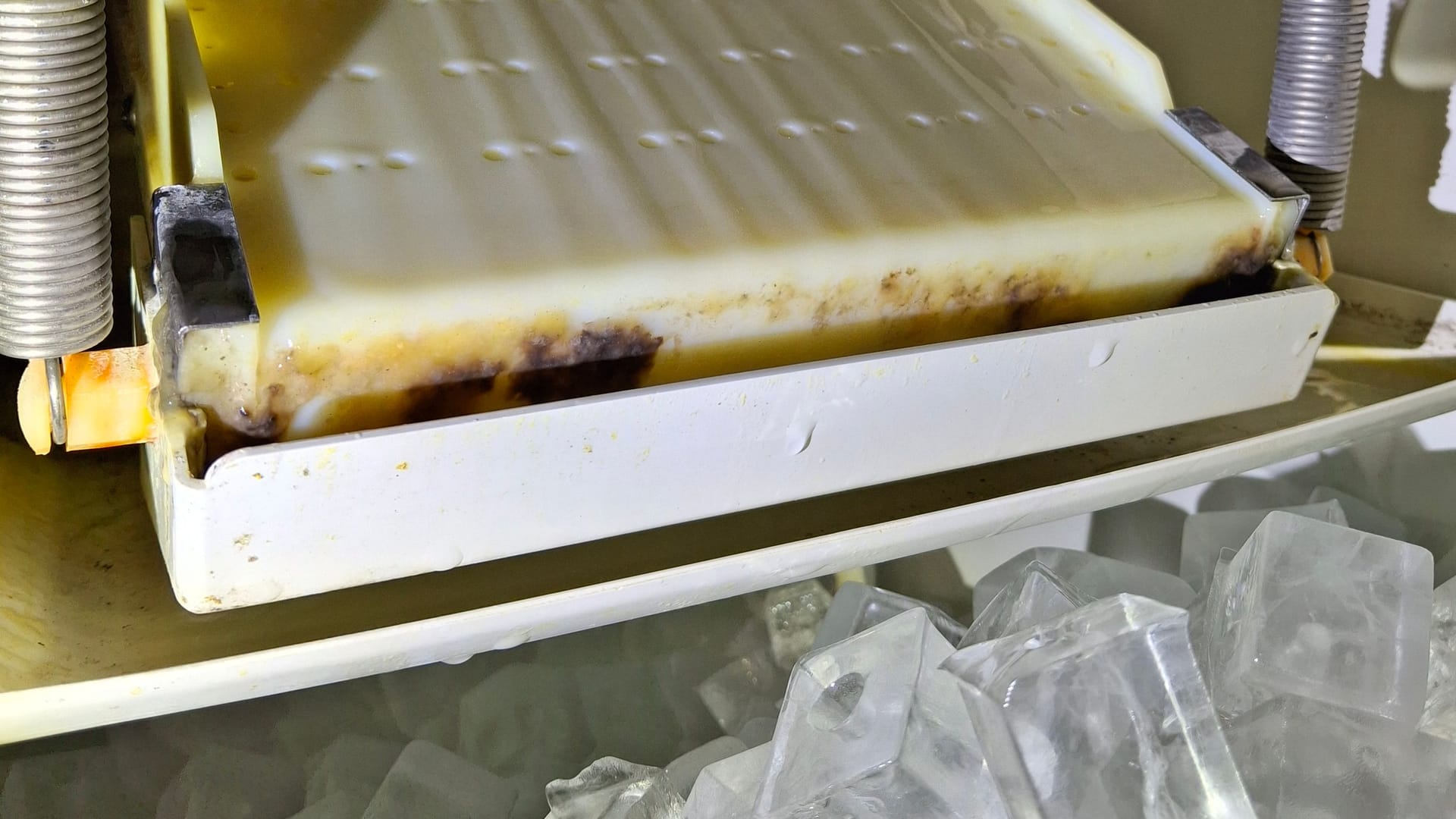 Unten die Eiswürfel, oben Schimmel in der Maschine: Nicht nur in diesem Betrieb gab es erhebliche hygienische Mängel zu beanstanden.