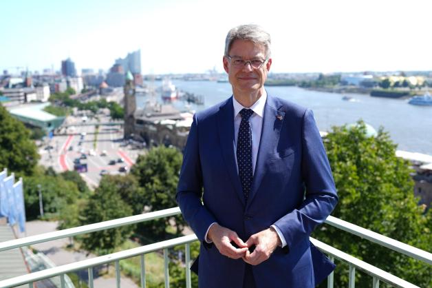 Bundesverkehrsminister Patrick Schnieder (CDU) im August bei einem Besuch in Hamburg. 