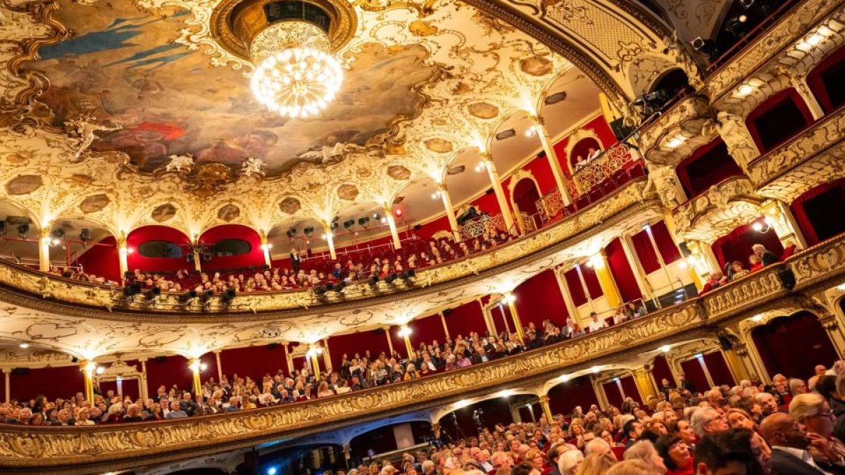 Boyens Medien - Mehr als 9.000 Menschen kommen zur Hamburger Theaternacht