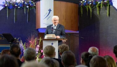 Boyens Medien - Steinmeier gratuliert in Hamburg zu 500 Jahre Täuferbewegung