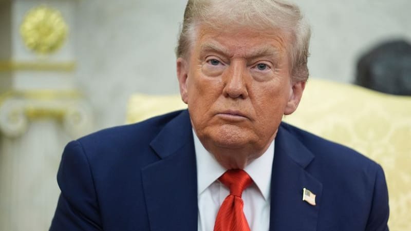 US-Präsident Donald Trump hört während eines Treffens mit dem polnischen Präsidenten Nawrocki im Oval Office des Weißen Hauses zu.