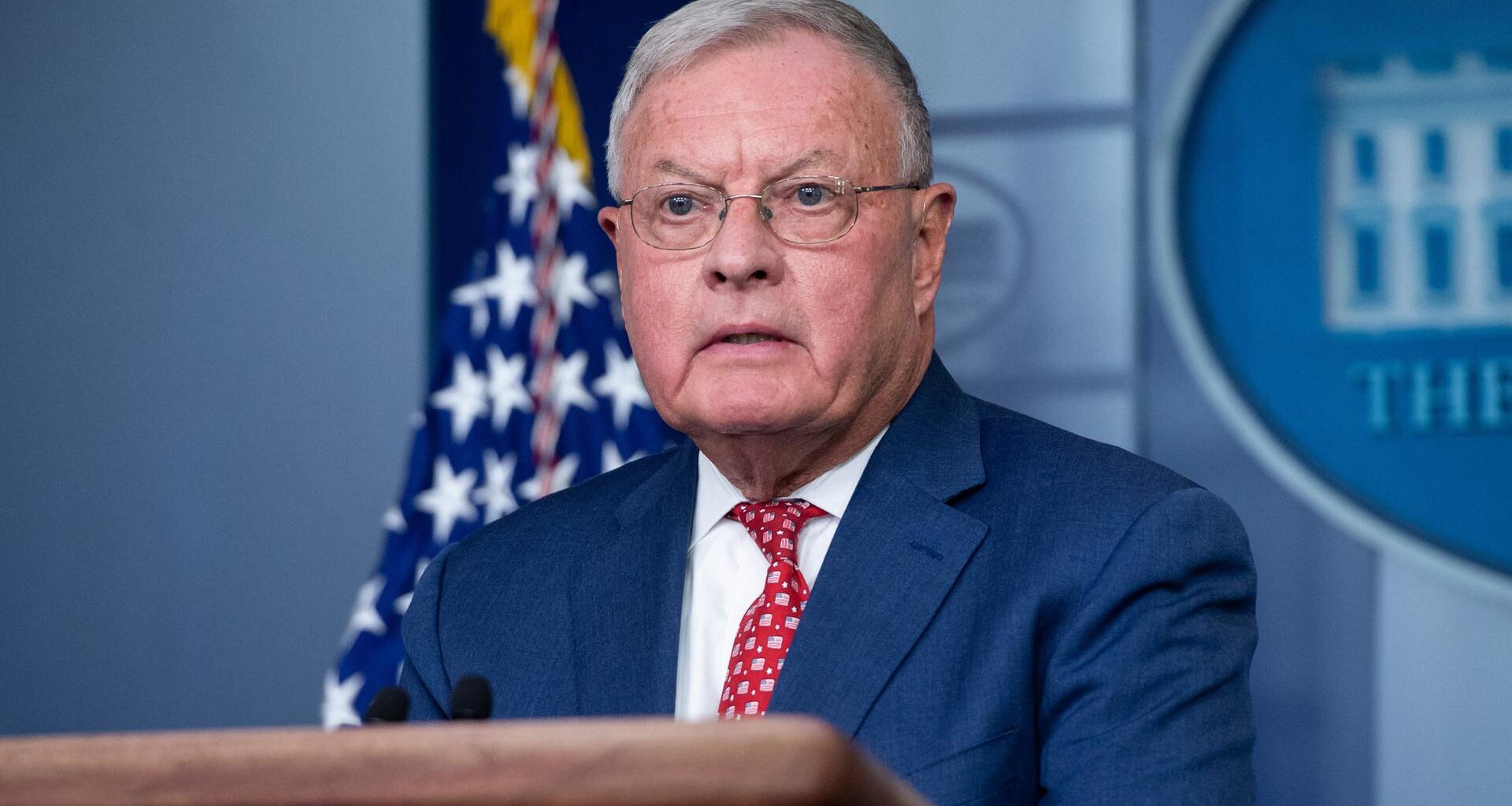 Keith Kellogg steht hinter einem Rednerpult, im Hintergrund die US-Flagge.