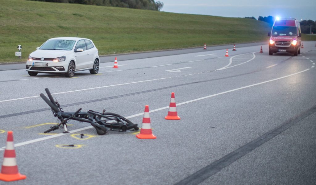 Hamburg: GTI-Fahrer fährt Mann auf E-Bike an – schwer verletzt