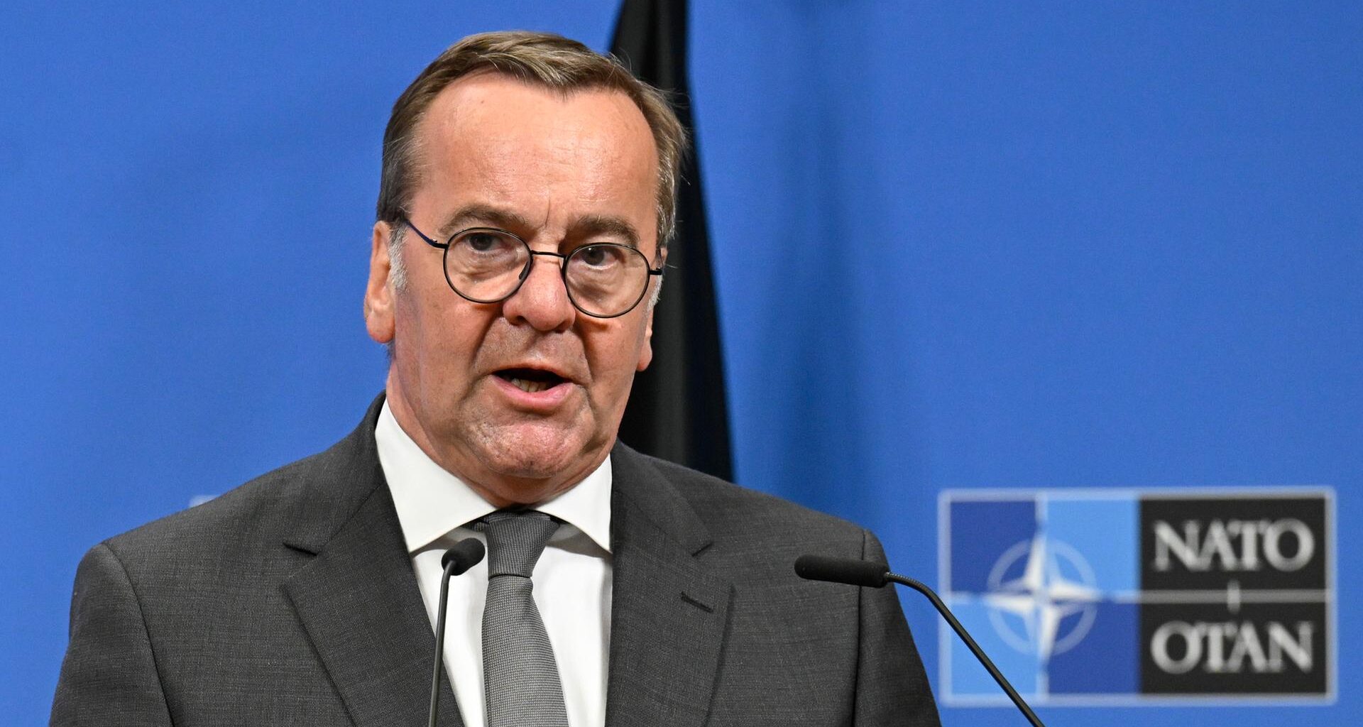 Bundesverteidigungsminister Boris Pistorius (SPD) spricht zu den Medien im NATO-Hauptquartier.