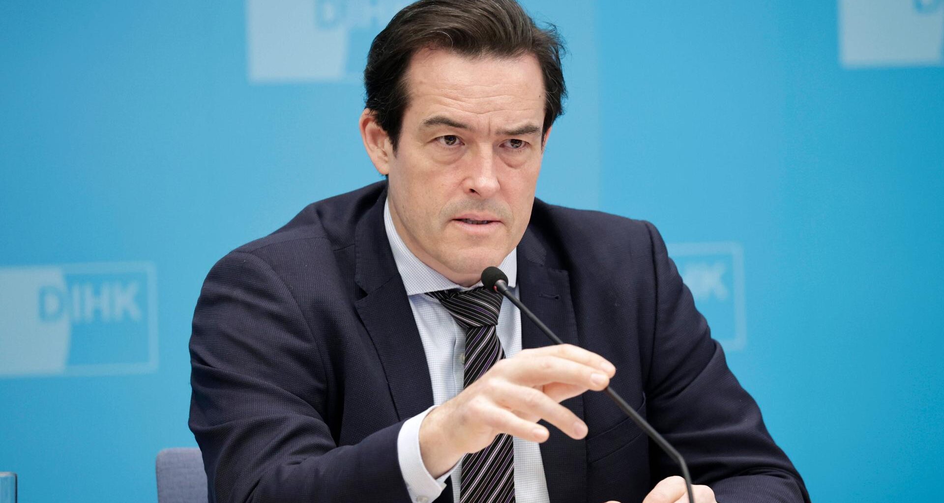 Dr. Volker Treier, Außenwirtschaftschef des DIHK e.V. spricht während einer Pressekonferenz des DIHK.