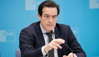 Dr. Volker Treier, Außenwirtschaftschef des DIHK e.V. spricht während einer Pressekonferenz des DIHK.
