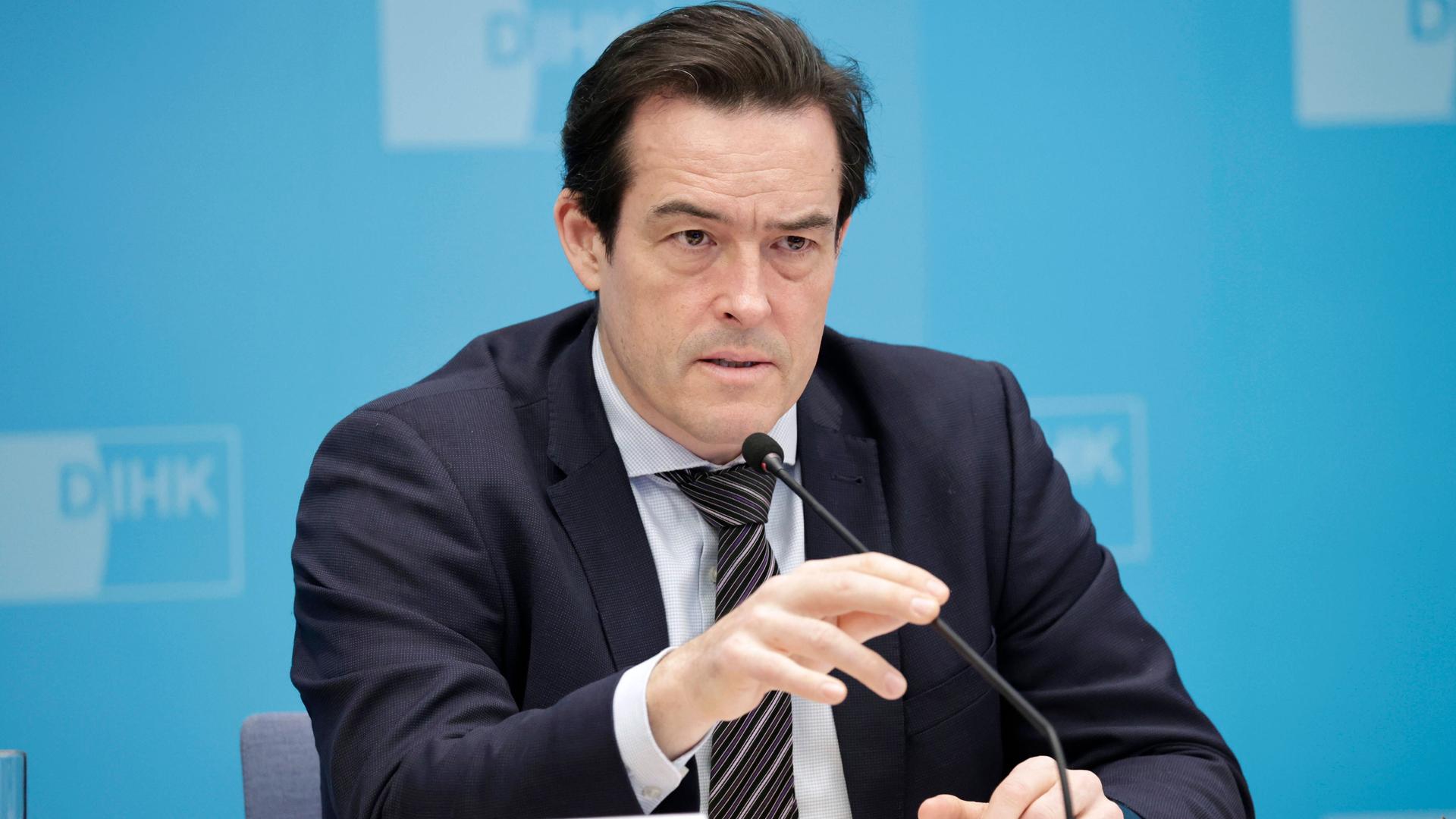 Dr. Volker Treier, Außenwirtschaftschef des DIHK e.V. spricht während einer Pressekonferenz des DIHK.