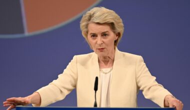 Ursula von der Leyen an einem Rednerpult. Sie hat die Hände an beiden Seiten des Pults aufgestützt. Sie schaut ernst.