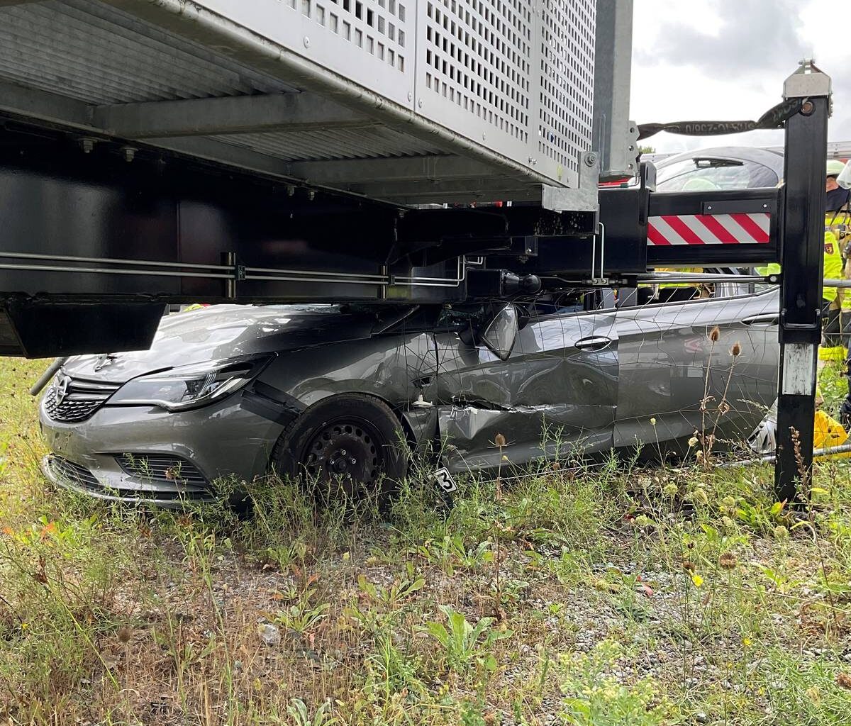 Gladbeck: PKW schleudert gegen Sendemast