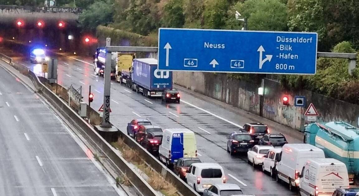 Unwetterwarnung: Starkregen in Düsseldorf – Feuerwehr rückt zu 15 Einsätzen aus, Rheinbahn-Busse verspätet - RP Online