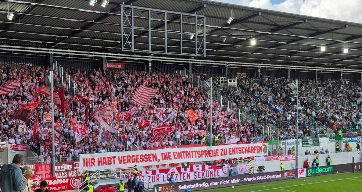F95-Fans mit Banner gegen Ticketpreise von Preußen Münster