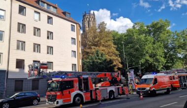 Brand in Düsseldorf: Feuerwehr muss Wohnung löschen