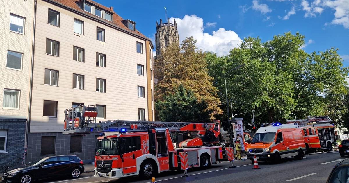 Brand in Düsseldorf: Feuerwehr muss Wohnung löschen