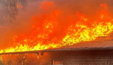 Feuerwehr löscht Brand am Markt in Jüchen: Details zur Ursache