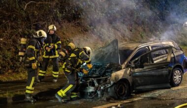 Auto steht in Wuppertal in Flammen