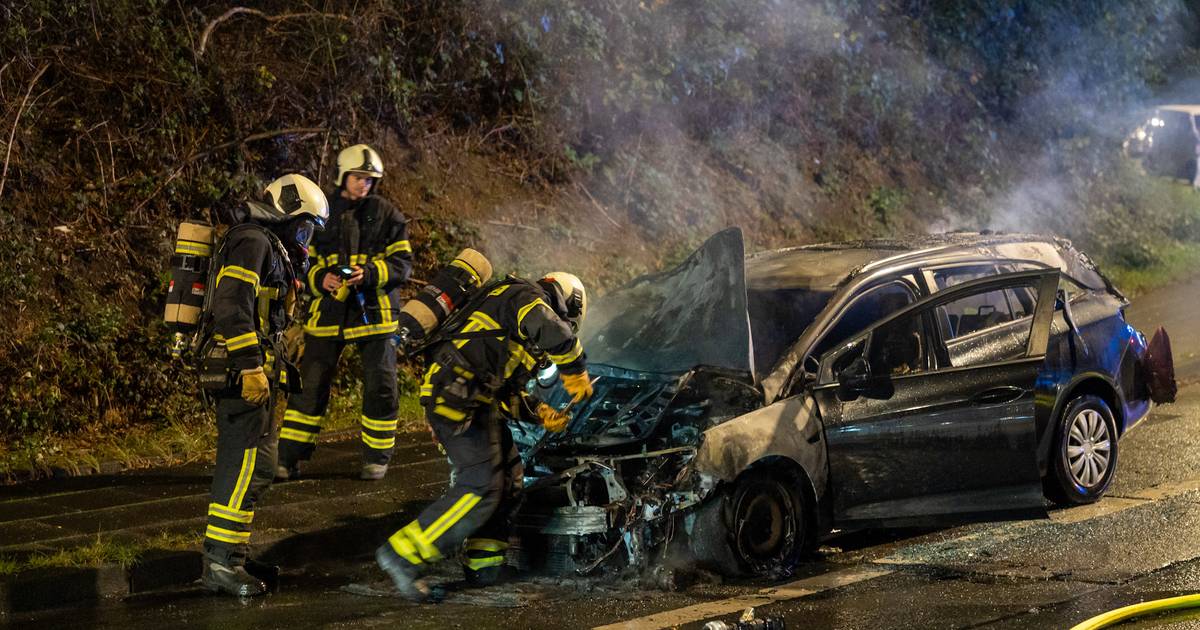 Auto steht in Wuppertal in Flammen