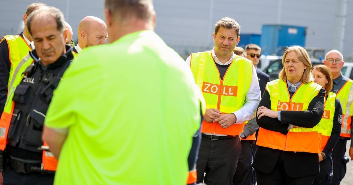 Vizekanzler Klingbeil begleitet Zollkontrolle am Hafen