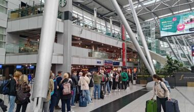 Lange Schlangen am Flughafen Düsseldorf: "Behördliche Weisungen"