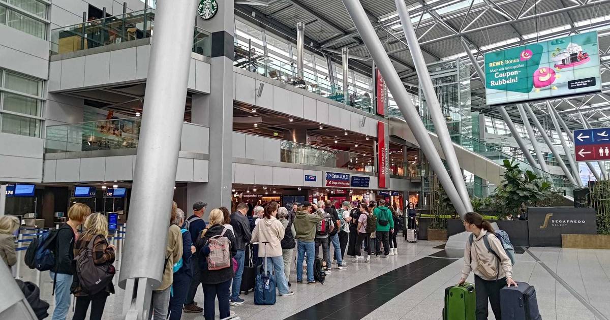 Lange Schlangen am Flughafen Düsseldorf: "Behördliche Weisungen"