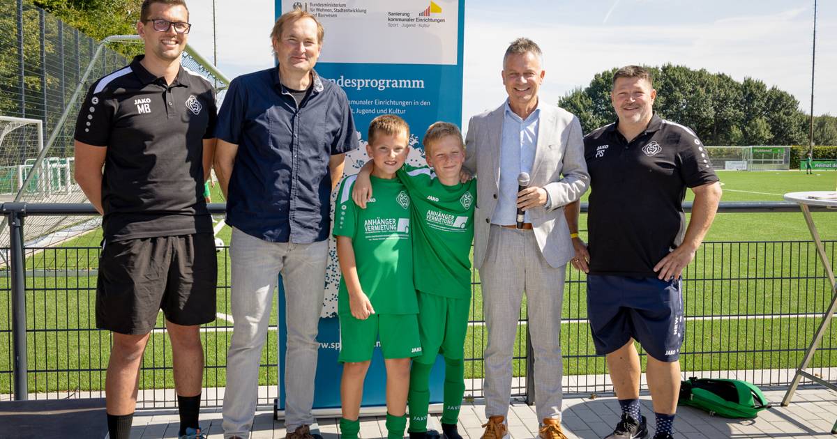 Modernes Sportgelände mit großem Fest eröffnet