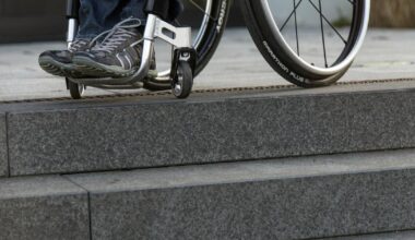 Räuber stößt Mann aus dem Rollstuhl und klaut Rucksack