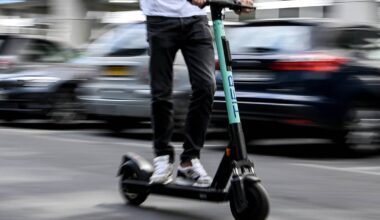 E-Scooterfahrer fährt Kind an und flüchtet