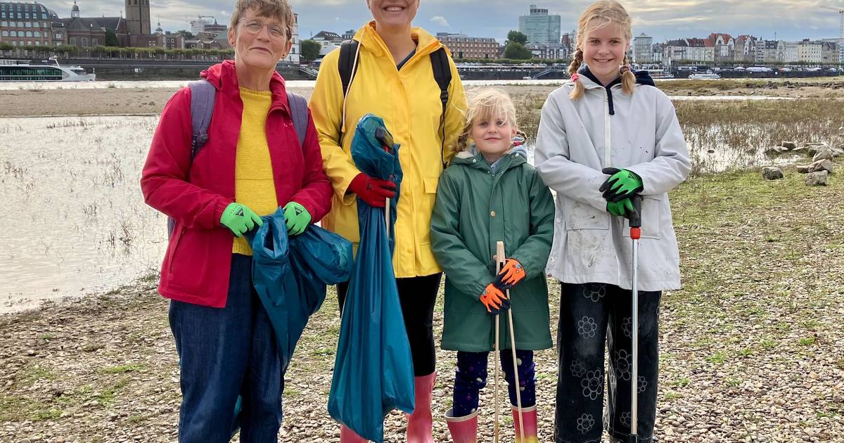 Tausende befreien den Rhein von Müll