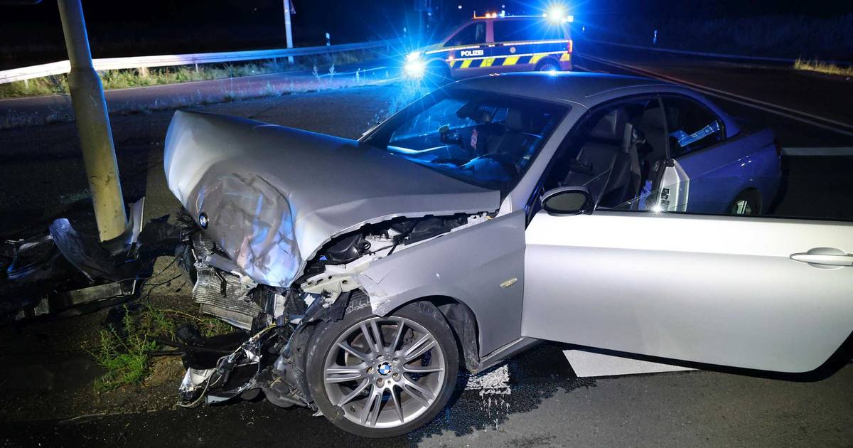 Auto und Bus stoßen auf Kreuzung zusammen
