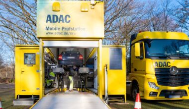 Mobile Prüfstation des ADAC in Mönchengladbach: Bremsen/Beleuchtung testen