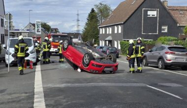 Auto überschlägt sich nach Kollision mit Anhänger