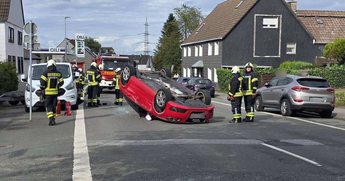 Auto überschlägt sich nach Kollision mit Anhänger