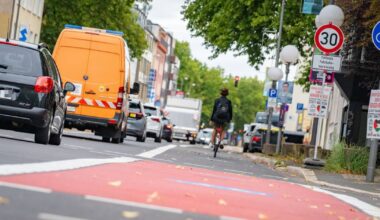 Eigene Fahrbahnen für Auto- und Radverkehr auf Adenauerallee fertig markiert